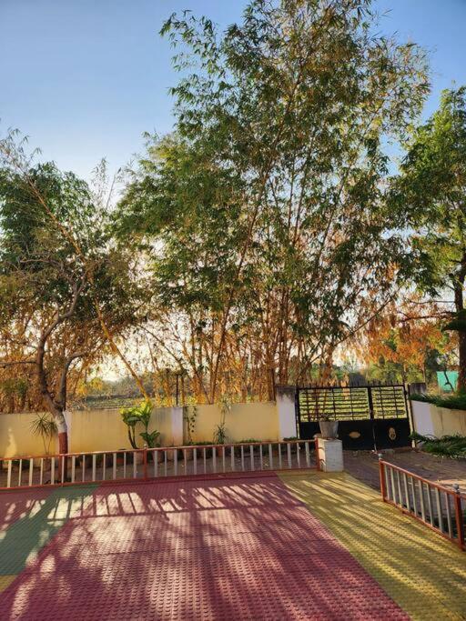 Farmhouse Close To Nature - Kesari Farm Gandhinagar Luaran gambar